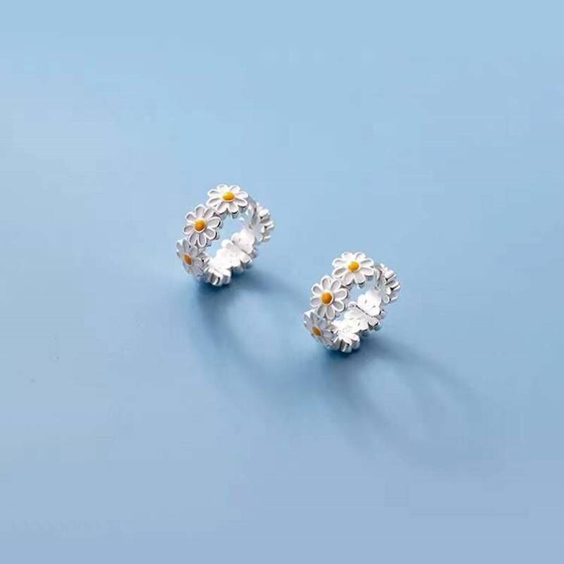 Fashion Daisy Flower Drop Pendant Hoop Earrings For Women Sweet Spring Korea Simple Small Huggie Earrings Girl Trendy Jewelry Earrings